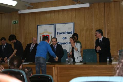 Luis Crespo recibiendo la medalla y el diploma